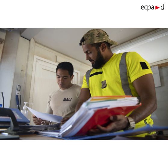 Des éléments du détachement de transit interarmées (DéTIA) travaillent dans leur bureau en zone logistique de Gao, au Mali.