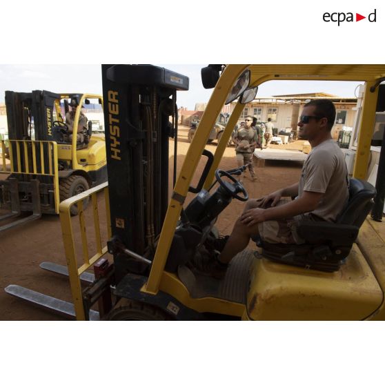 Des éléments du détachement de transit interarmées (DéTIA) pilotent des chariots de levage Hyster pour du transport de fret en zone logistique de Gao, au Mali.