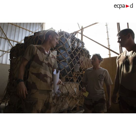 Le sergent Stéphanie, chef d'équipe au détachement de transit interarmées (DéTIA), traite la demande des équipiers du train de combat n°2 (TC-2) pour le transport de fret en zone logistique de Gao, au Mali.