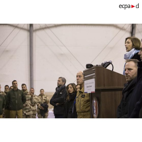 La ministre des Armées s'adresse aux troupes lors d'un discours sur la base aérienne projetée (BAP) en Jordanie.