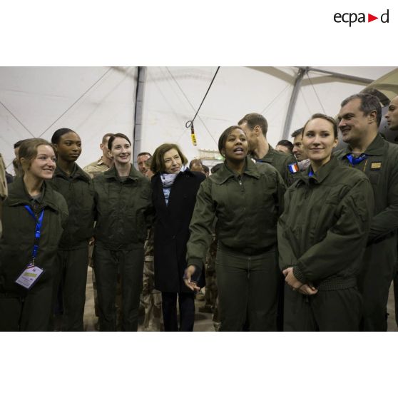 La ministre des Armées pose pour une photographie de groupe avec les soldats de la base aérienne projetée (BAP) en Jordanie.