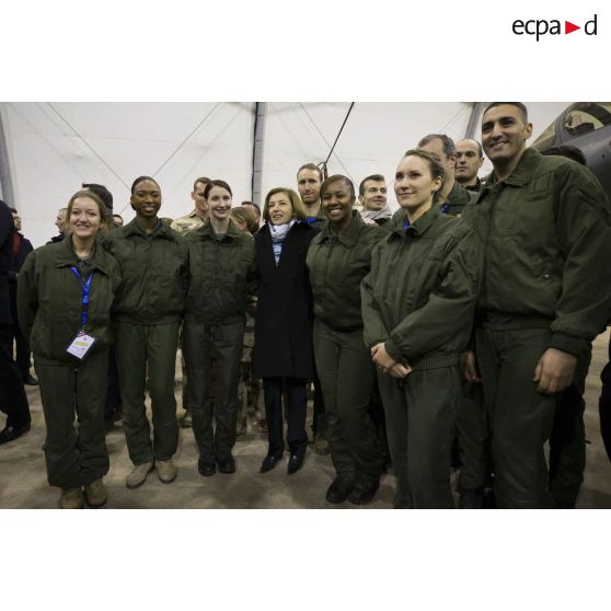 La ministre des Armées pose pour une photographie de groupe avec les soldats de la base aérienne projetée (BAP) en Jordanie.