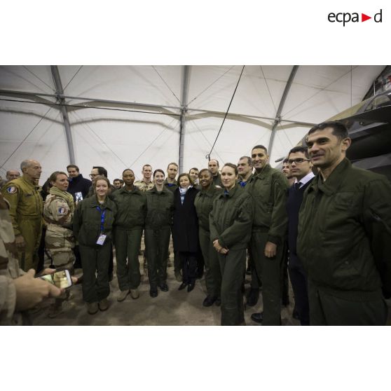 La ministre des Armées pose pour une photographie de groupe avec les soldats de la base aérienne projetée (BAP) en Jordanie.