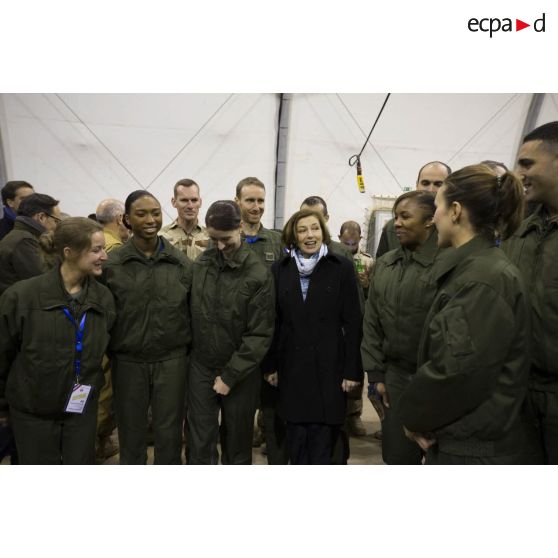 La ministre des Armées pose pour une photographie de groupe avec les soldats de la base aérienne projetée (BAP) en Jordanie.