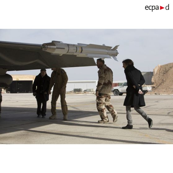 La ministre des Armées assiste à la visite pré-vol d'un avion Rafale sur la base aérienne projetée (BAP) en Jordanie.