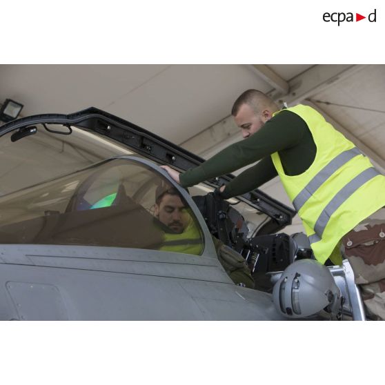 Un mécanicien effectue les dernières vérifications sur un avion Rafale avant de partir en mission depuis la base aérienne projetée (BAP) en Jordanie.