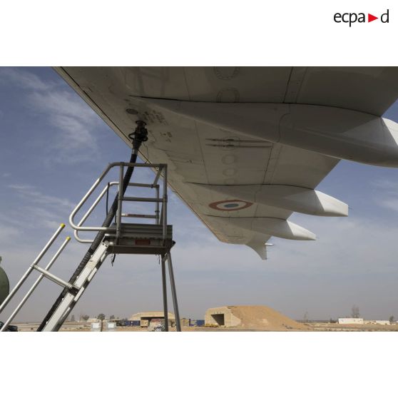 Recomplètement en carburant d'un avion de ligne Airbus A310-300 sur le tarmac de la base aérienne projetée (BAP) en Jordanie.