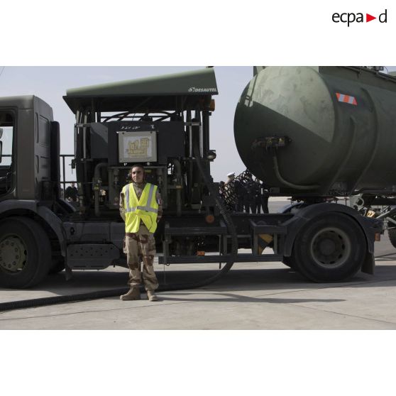 Le personnel du Service des essence des armées (SEA) procède à un ravitaillement en carburant au moyen d'un train avitailleur sur la base aérienne projetée (BAP) en Jordanie.