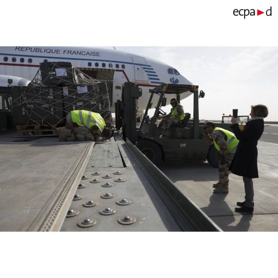 La ministre des Armées assiste au déchargement de fret d'un avion de ligne Airbus A310-300 sur le tarmac de la base aérienne projetée (BAP) en Jordanie.