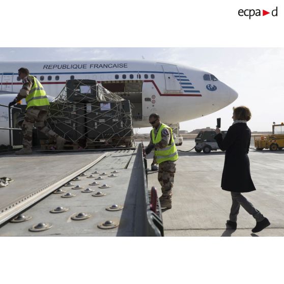 La ministre des Armées assiste au déchargement de fret d'un avion de ligne Airbus A310-300 sur le tarmac de la base aérienne projetée (BAP) en Jordanie.