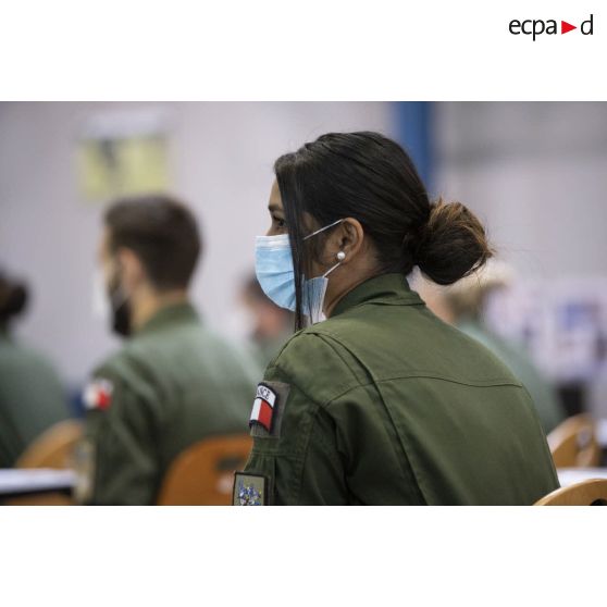 Portrait d'un personnel féminin de l'escadron de transport 3/60 Esterel portant un masque chirurgical lors d'une étude de sensibilisation à la Covid-19 sur la base aérienne de Creil.