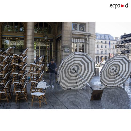 Devanture du restaurant Le Nemours sous les colonnes de la Comédie Française au 2, Place Colette à Paris, lors du premier jour du déconfinement.