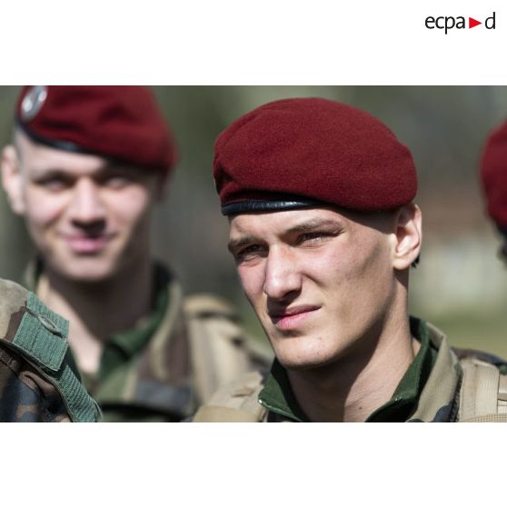 Rassemblement des stagiaires du 1er régiment de chasseurs parachutistes (1er RCP) à l'école des troupes aéroportées (ETAP) de Pau.