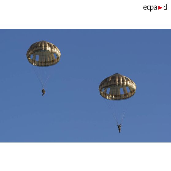 Des stagiaires du 1er régiment de chasseurs parachutistes (1er RCP) sautent sur la zone de saut de Wright à l'école des troupes aéroportées (ETAP) de Pau.