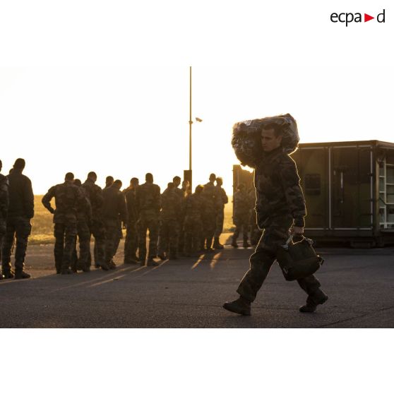 Des stagiaires du 1er régiment de chasseurs parachutistes (1er RCP) perçoivent leurs parachutes sur la zone de préparation de l'école des troupes aéroportées (ETAP) de Pau.