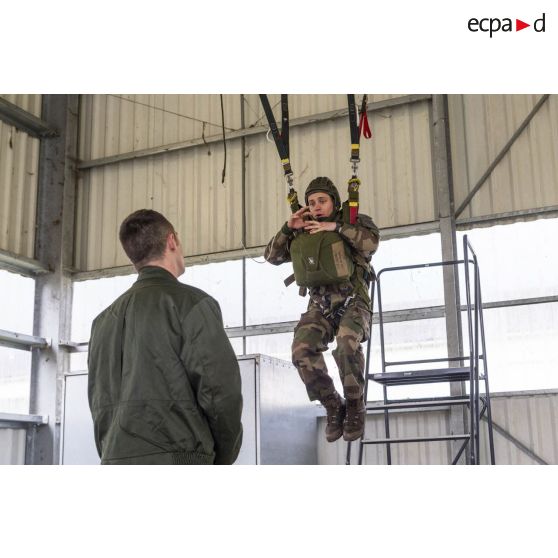 Un instructeur supervise un stagiaire du 1er régiment de chasseurs parachutistes (1er RCP) lors d'un cours sur l'utilisation du harnais suspendu à l'école des troupes aéroportées (ETAP) de Pau.