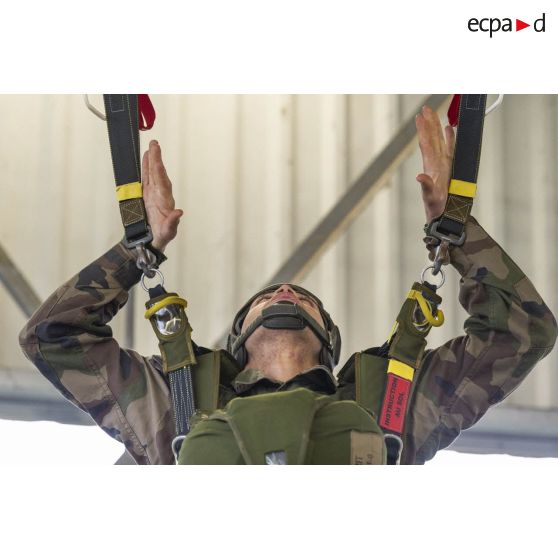 Un stagiaire du 1er régiment de chasseurs parachutistes (1er RCP) suit un cours sur l'utilisation du harnais suspendu à l'école des troupes aéroportées (ETAP) de Pau.