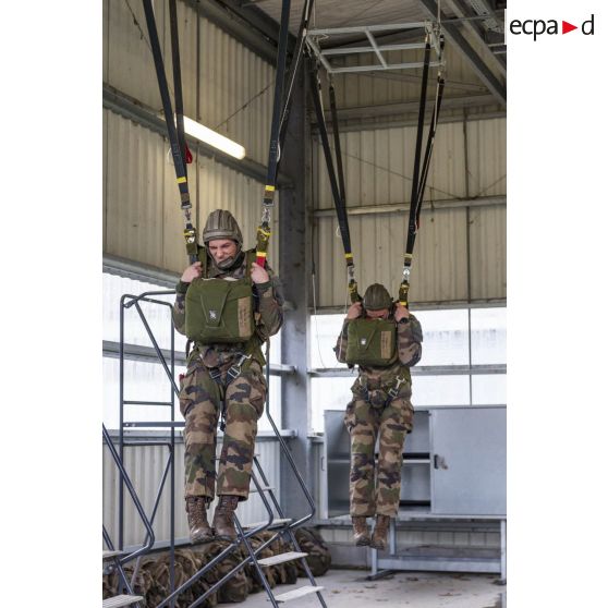 Des stagiaires du 1er régiment de chasseurs parachutistes (1er RCP) suivent un cours sur l'utilisation du harnais suspendu à l'école des troupes aéroportées (ETAP) de Pau.