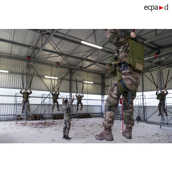 Des stagiaires du 1er régiment de chasseurs parachutistes (1er RCP) suivent un cours sur l'utilisation du harnais suspendu à l'école des troupes aéroportées (ETAP) de Pau.