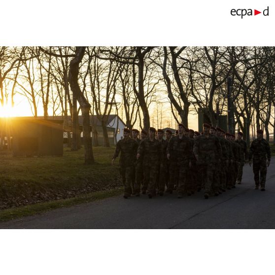 Des stagiaires du 1er régiment de chasseurs parachutistes (1er RCP) marchent en ordre serré en fin de journée à l'école des troupes aéroportées (ETAP) de Pau.