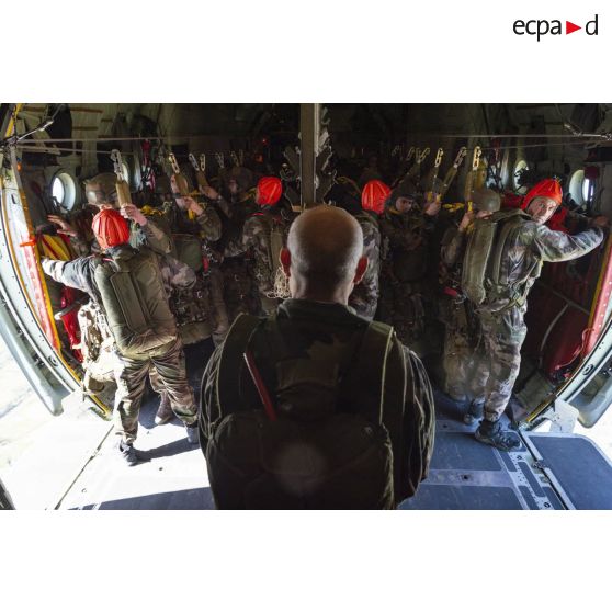 Des largueurs encadrent le saut des stagiaires du 1er régiment de chasseurs parachutistes (1er RCP) depuis un avion Super Hercules à l'école des troupes aéroportées (ETAP) de Pau.