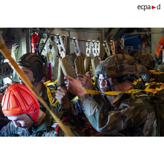 Des stagiaires du 1er régiment de chasseurs parachutistes (1er RCP) s'apprêtent à sauter d'un avion Super Hercules lors d'une formation à l'école des troupes aéroportées (ETAP) de Pau.