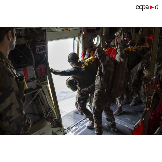 Un largueur encadre le saut d'un stagiaire du 1er régiment de chasseurs parachutistes (1er RCP) depuis un avion Super Hercules à l'école des troupes aéroportées (ETAP) de Pau.