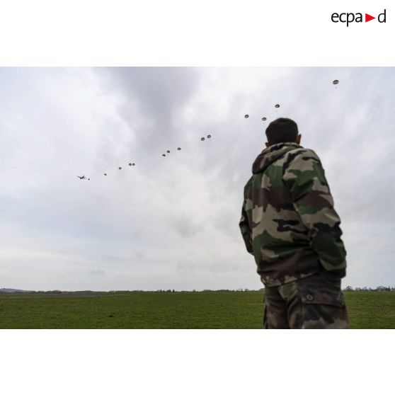 Un instructeur du 1er régiment de chasseurs parachutistes (1er RCP) observe le saut des stagiaires surs la zone de saut de de Wright à l'école des troupes aéroportées (ETAP) de Pau.