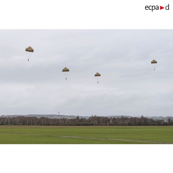 Quatre stagiaires du 1er régiment de chasseurs parachutistes (1er RCP) se posent sous voile sur la zone de saut de de Wright à l'école des troupes aéroportées (ETAP) de Pau.