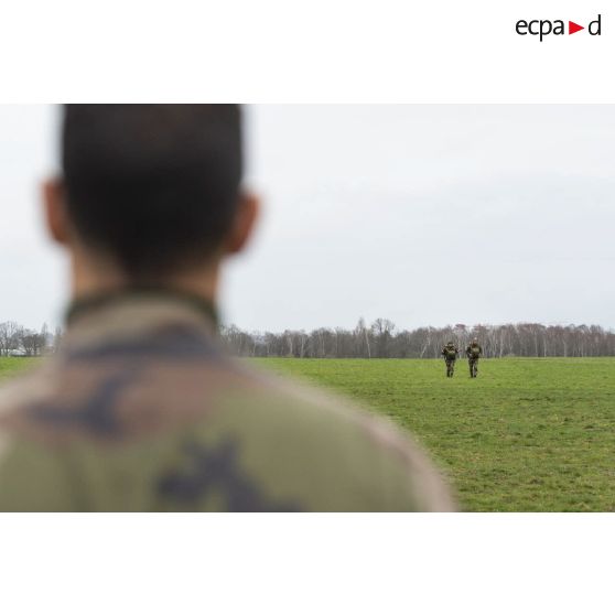 Un instructeur du 1er régiment de chasseurs parachutistes (1er RCP) observe le retour d'un binôme après son saut sur la zone de saut de de Wright à l'école des troupes aéroportées (ETAP) de Pau.