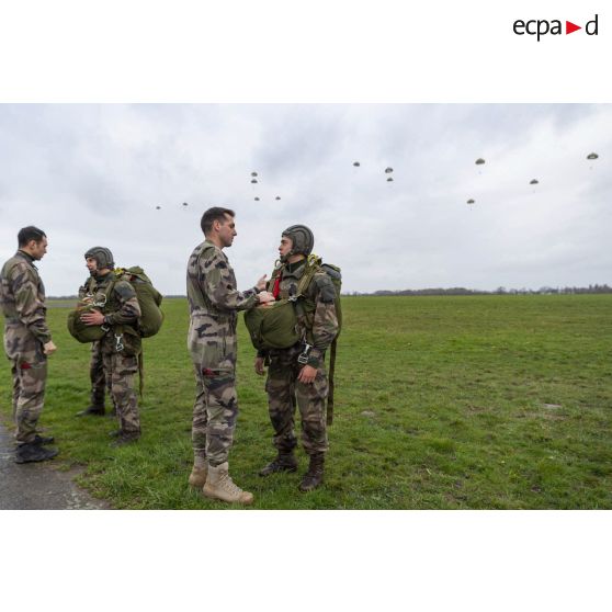 Des instructeurs contrôlent des stagiaires du 1er régiment de chasseurs parachutistes (1er RCP) après leur saut sur la zone de de Wright à l'école des troupes aéroportées (ETAP) de Pau.