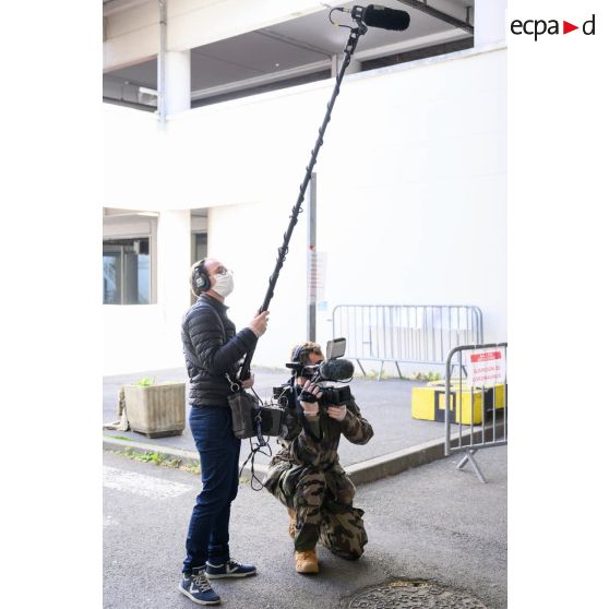 Une équipe de tournage de l'ECPAD filme à l'hôpital d'instruction des armées de Percy à Clamart.