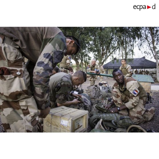 Des légionnaires de la première compagnie du 2e régiment étranger de parachutistes (2e REP) préparent leur équipement à N'Djamena, au Tchad.