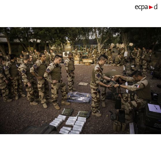 Des légionnaires de la première compagnie du 2e régiment étranger de parachutistes (2e REP) perçoivent du matériel à N'Djamena, au Tchad.