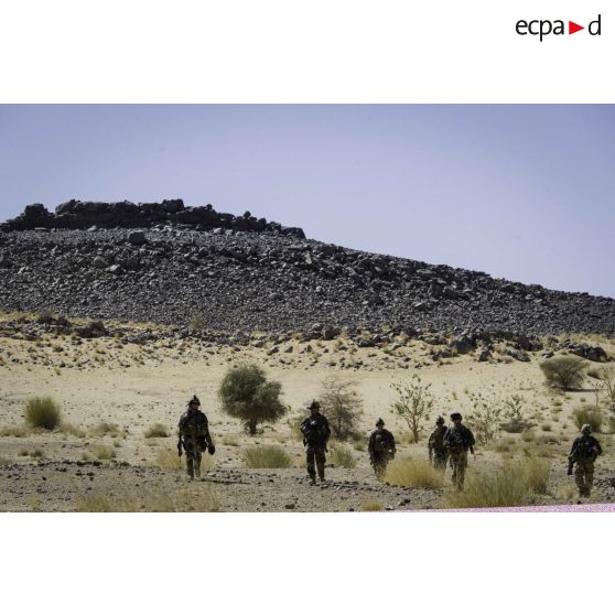 Des éléments explosive ordnance disposal (EOD) d'une section du groupement de commandos parachutistes (GCP) reviennent d'une fouille de caches d'armes dans la vallée de l'Ametettaï, au Mali.