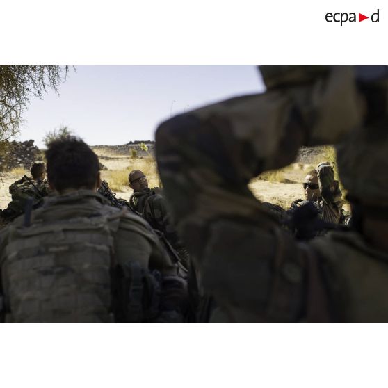 Rassemblement d'une section du groupement de commandos parachutistes (GCP) pour une extraction par hélicoptère dans la vallée de l'Ametettaï, au Mali.