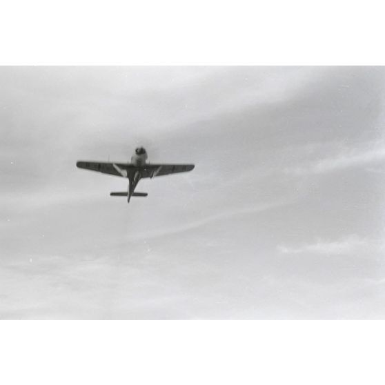 Décollage d'un chasseur Focke-Wulf Fw-190 appartenant au 1er groupe du Schlachtgeschwader 4 occupant le terrain de Guidonia Montecelio (Latium).