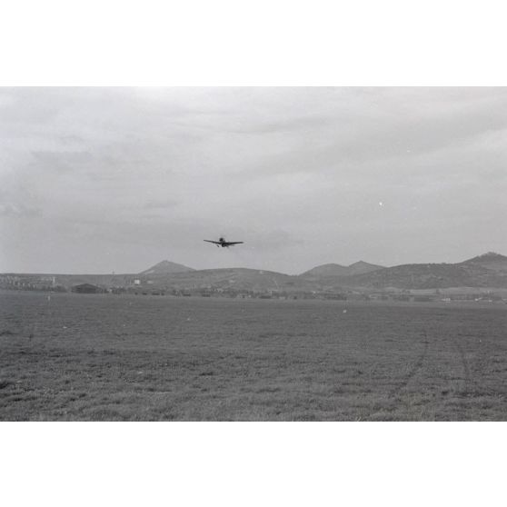 Décollage d'un chasseur Focke-Wulf Fw-190 appartenant au 1er groupe du Schlachtgeschwader 4 occupant le terrain de Guidonia Montecelio (Latium).