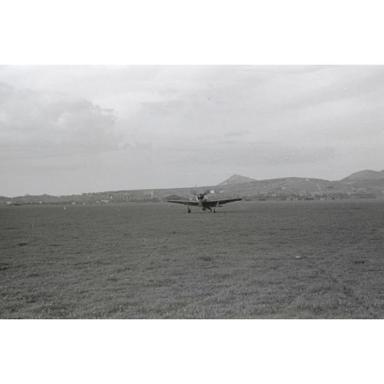 Décollage d'un chasseur Focke-Wulf Fw-190 appartenant au 1er groupe du Schlachtgeschwader 4 occupant le terrain de Guidonia Montecelio (Latium).