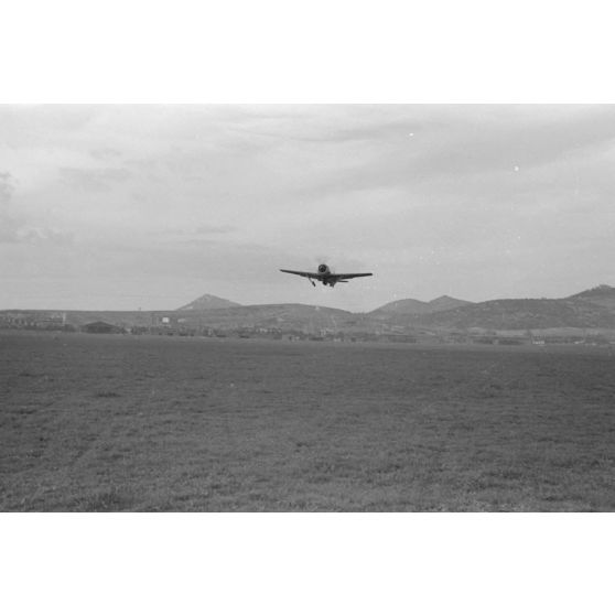 Décollage d'un chasseur Focke-Wulf Fw-190 appartenant au 1er groupe du Schlachtgeschwader 4 occupant le terrain de Guidonia Montecelio (Latium).