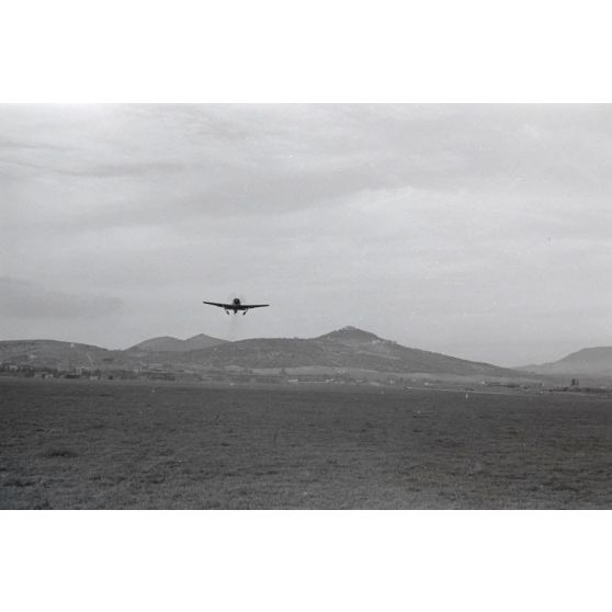 Décollage d'un chasseur Focke-Wulf Fw-190 appartenant au 1er groupe du Schlachtgeschwader 4 occupant le terrain de Guidonia Montecelio (Latium).