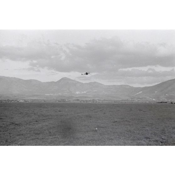 Décollage d'un chasseur Focke-Wulf Fw-190 appartenant au 1er groupe du Schlachtgeschwader 4 occupant le terrain de Guidonia Montecelio (Latium).