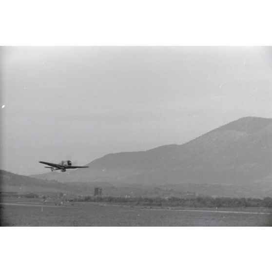 Décollage d'un chasseur Focke-Wulf Fw-190 appartenant au 1er groupe du Schlachtgeschwader 4 occupant le terrain de Guidonia Montecelio (Latium).