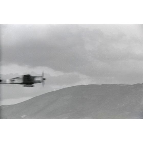 Décollage d'un chasseur Focke-Wulf Fw-190 appartenant au 1er groupe du Schlachtgeschwader 4 occupant le terrain de Guidonia Montecelio (Latium).