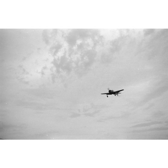 Atterrissage de chasseurs Focke-Wulf Fw-190 sur le terrain d'aviation de Guidonia Montecelio occupé par le 1er groupe du Schlachtgeschwader 4 (I.SG4).