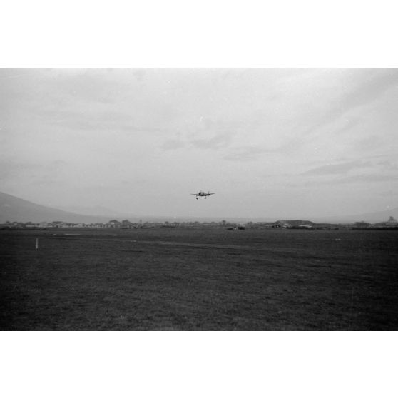 Atterrissage de chasseurs Focke-Wulf Fw-190 sur le terrain d'aviation de Guidonia Montecelio occupé par le 1er groupe du Schlachtgeschwader 4 (I.SG4).