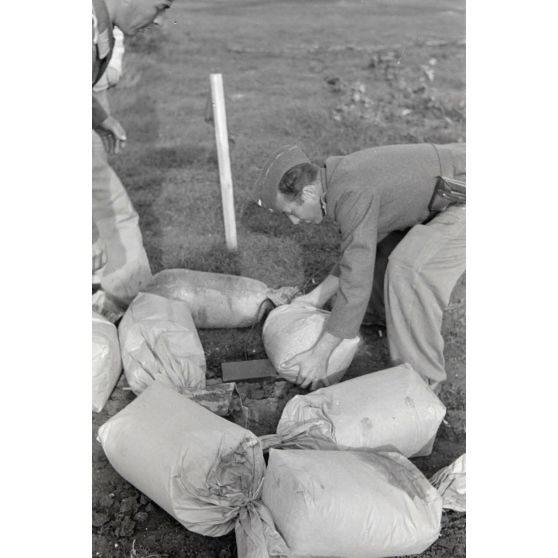 Sur le terrain de Guidonia Montecelio, la destruction d'une bombe par le service de déminage du terrain d'aviation du Schlachgeschwader 4 (I.SG4).