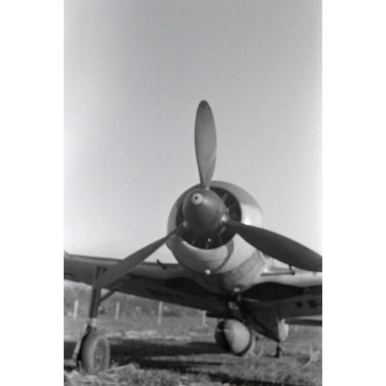 Sur le terrain d'aviation de Guidonia Montecelio occupé par le 1er groupe du Schlachtgeschwader 4 (I./SG 4), un Focke-wulf Fw-190 codé J équipé d'une bombe de 250 kg.