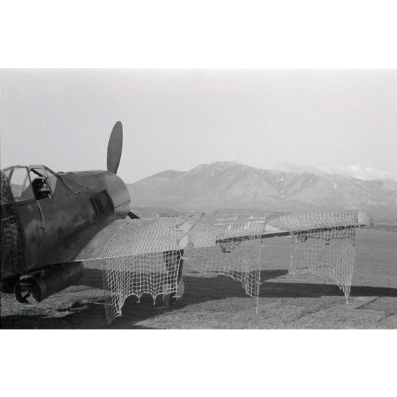 Sur le terrain d'aviation de Guidonia Montecelio occupé par le 1er groupe du Schlachtgeschwader 4 (I./SG 4), un Focke-wulf Fw-190 codé J équipé d'une bombe de 250 kg.