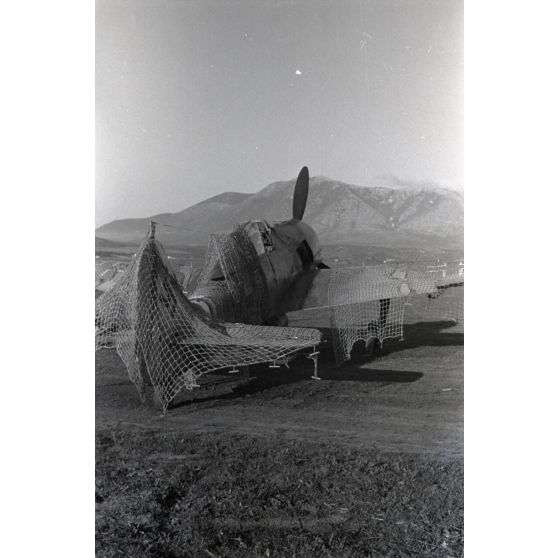 Sur le terrain d'aviation de Guidonia Montecelio occupé par le 1er groupe du Schlachtgeschwader 4 (I./SG 4), un Focke-wulf Fw-190 codé J équipé d'une bombe de 250 kg.